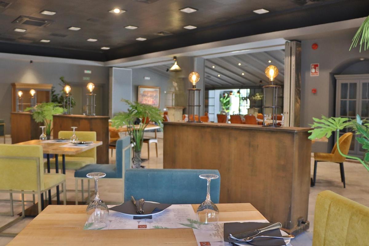 Un restaurante o sitio para comer en Hotel Jerez & Spa