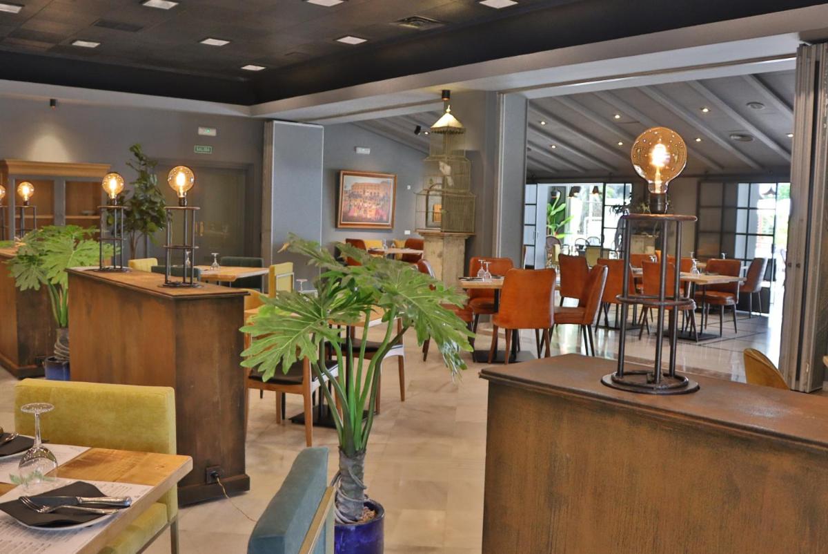 Un restaurante o sitio para comer en Hotel Jerez & Spa