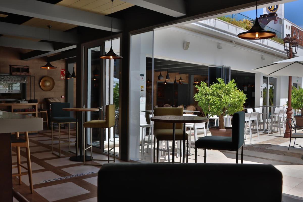 Un restaurante o sitio para comer en Hotel Jerez & Spa