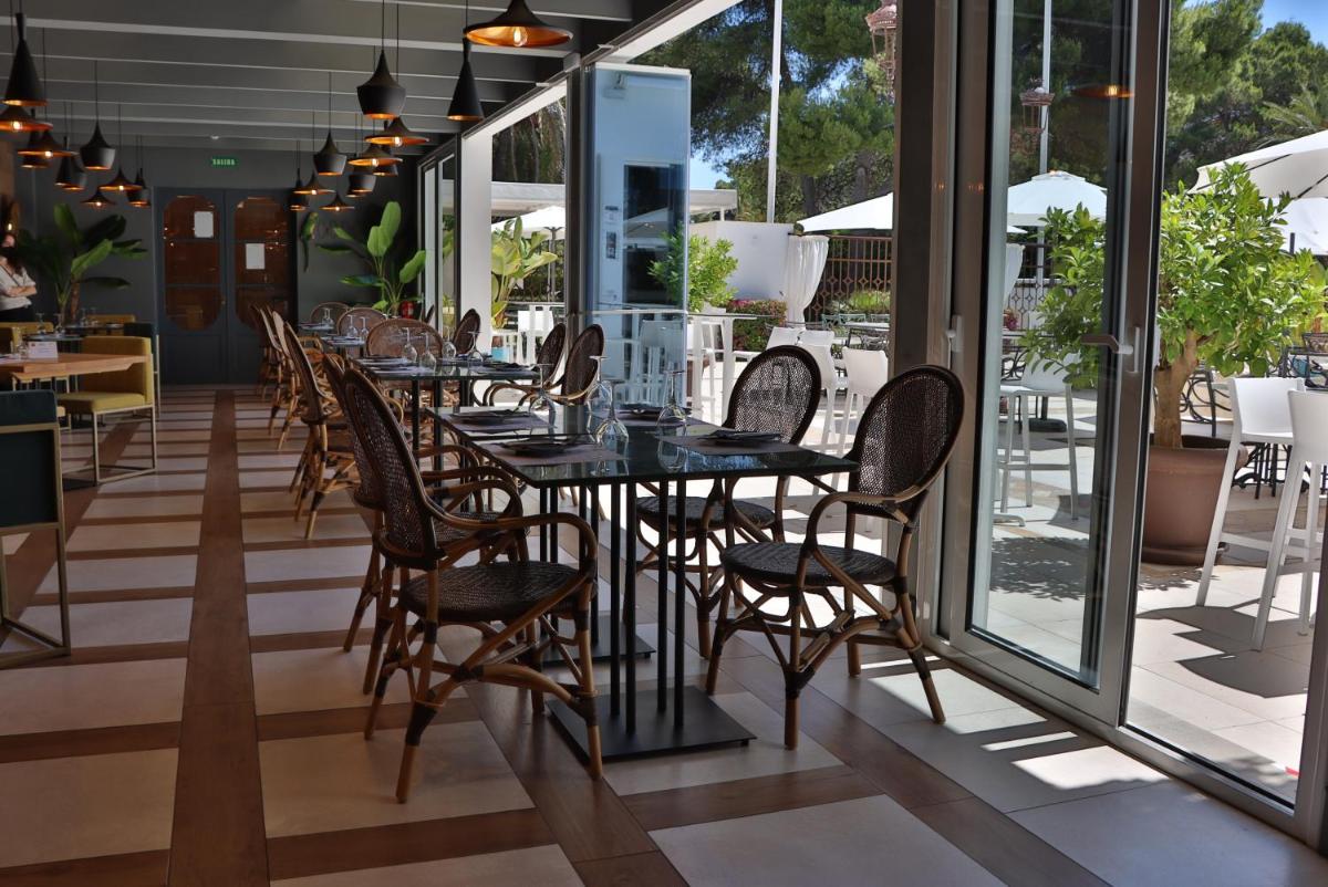 Un restaurante o sitio para comer en Hotel Jerez & Spa