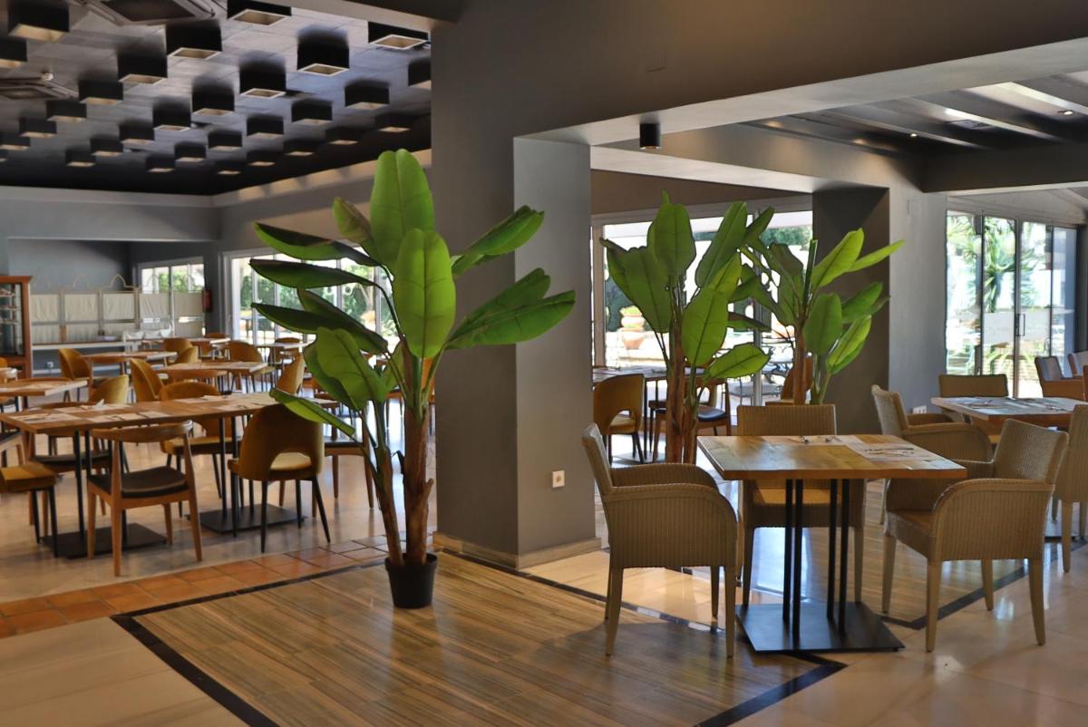 Un restaurante o sitio para comer en Hotel Jerez & Spa