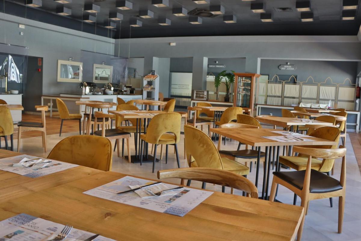 Un restaurante o sitio para comer en Hotel Jerez & Spa
