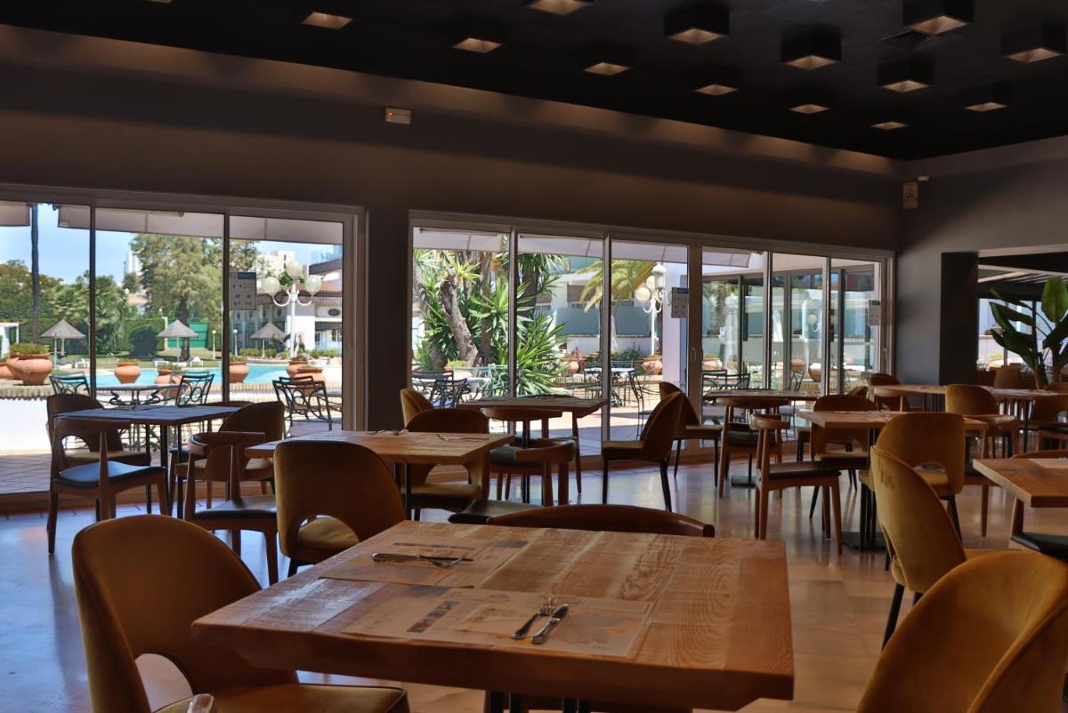 Un restaurante o sitio para comer en Hotel Jerez & Spa