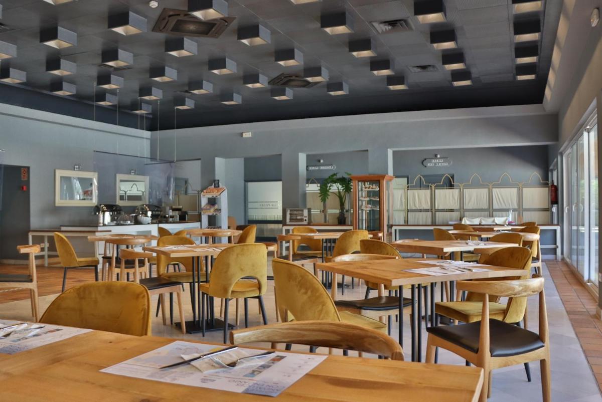 Un restaurante o sitio para comer en Hotel Jerez & Spa