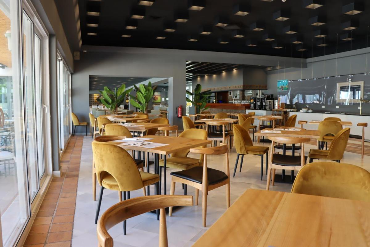 Un restaurante o sitio para comer en Hotel Jerez & Spa
