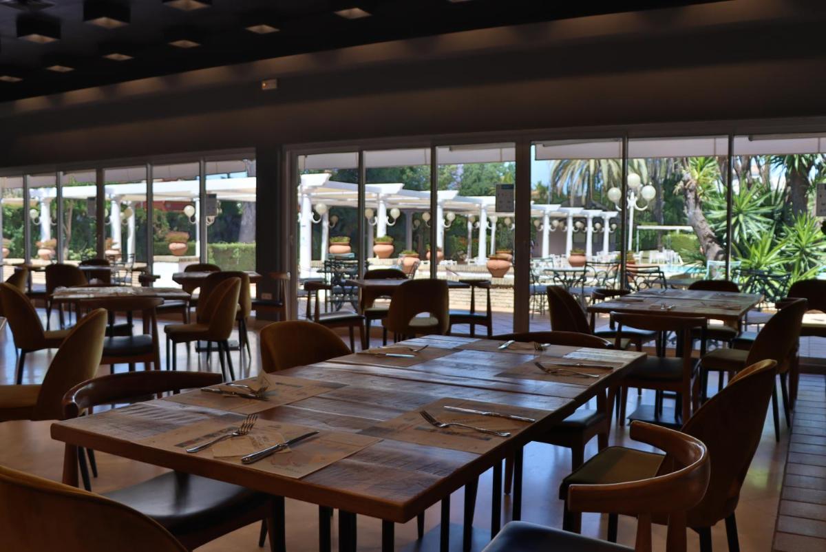 Un restaurante o sitio para comer en Hotel Jerez & Spa