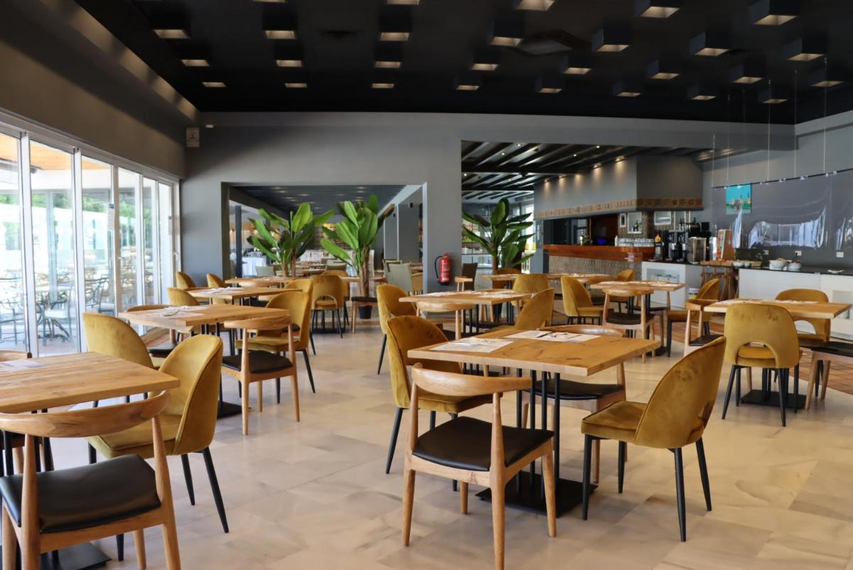 Un restaurante o sitio para comer en Hotel Jerez & Spa