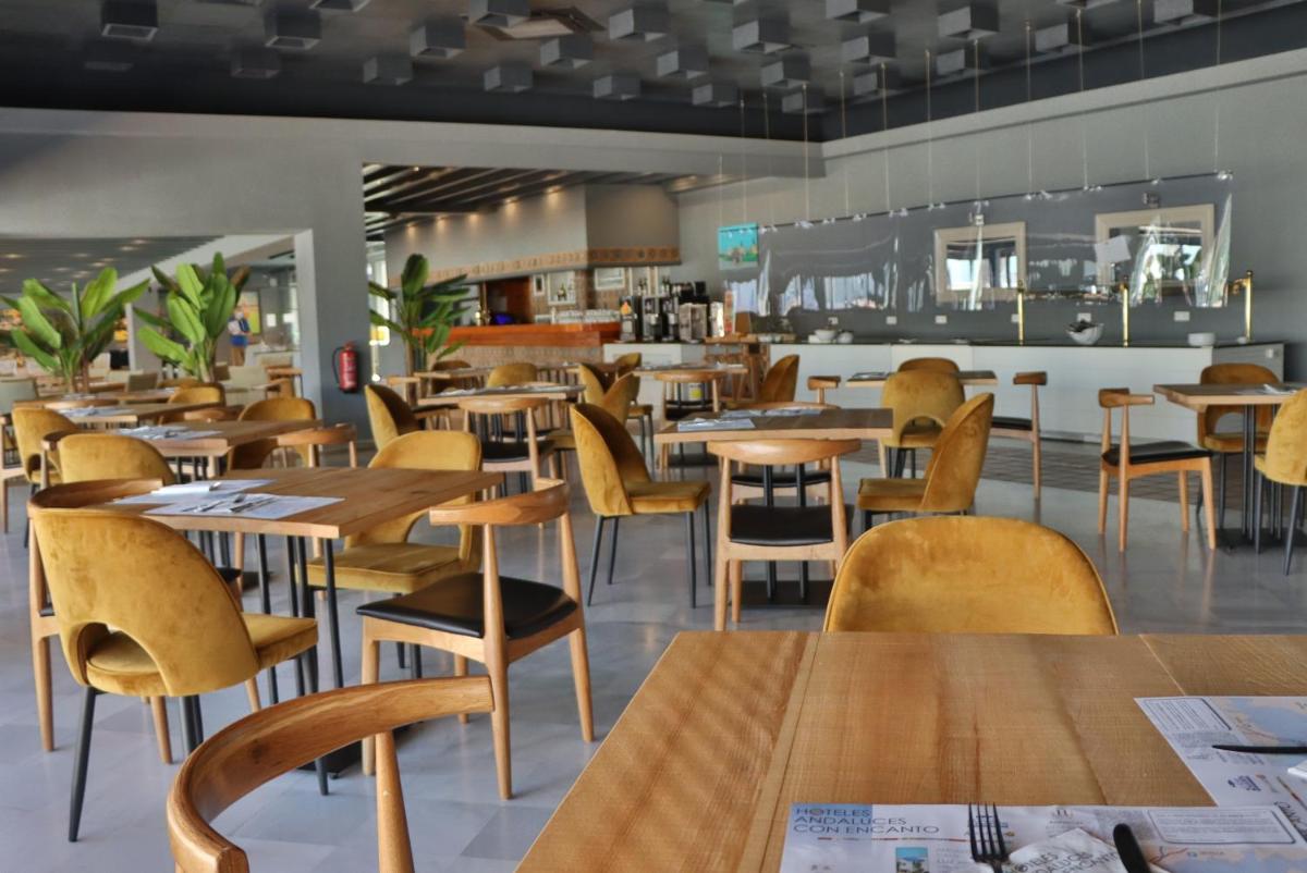 Un restaurante o sitio para comer en Hotel Jerez & Spa