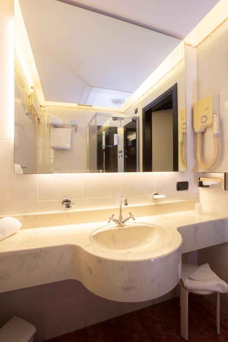 Hotel Pineta - Housity