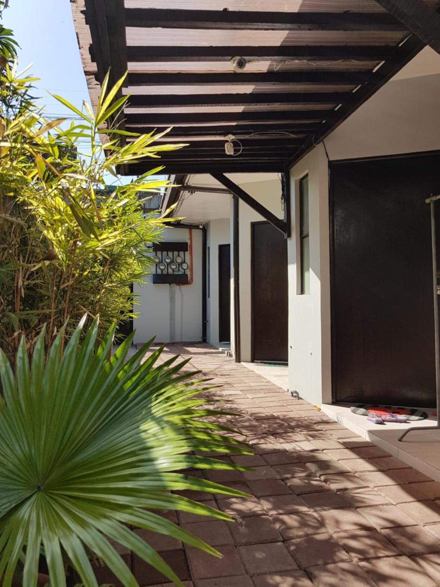 STYLISH SECLUDED 4BR LODGE NEAR ENCHANTED KINGDOM + 2MIN WALK TO BALIBAGO COMPLEX - Housity