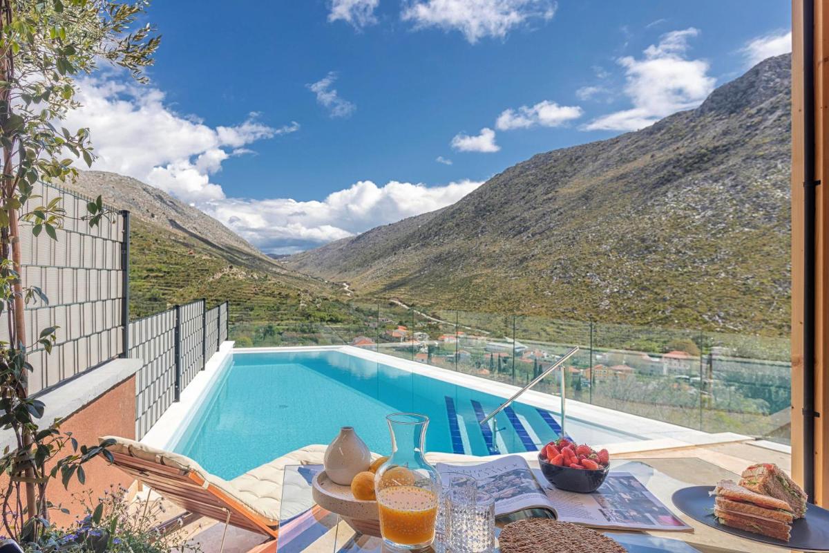 Suitetrails - NORMABEL relaxing villa with heated pool and sauna