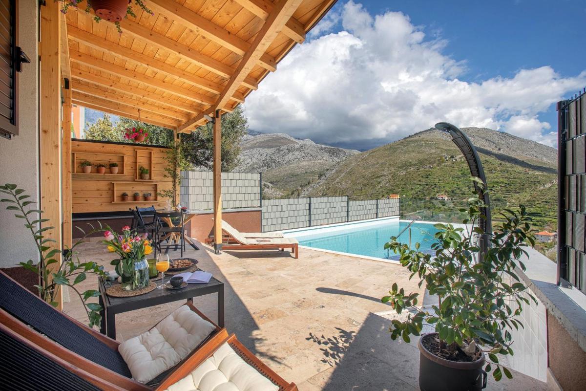 Suitetrails - NORMABEL relaxing villa with heated pool and sauna