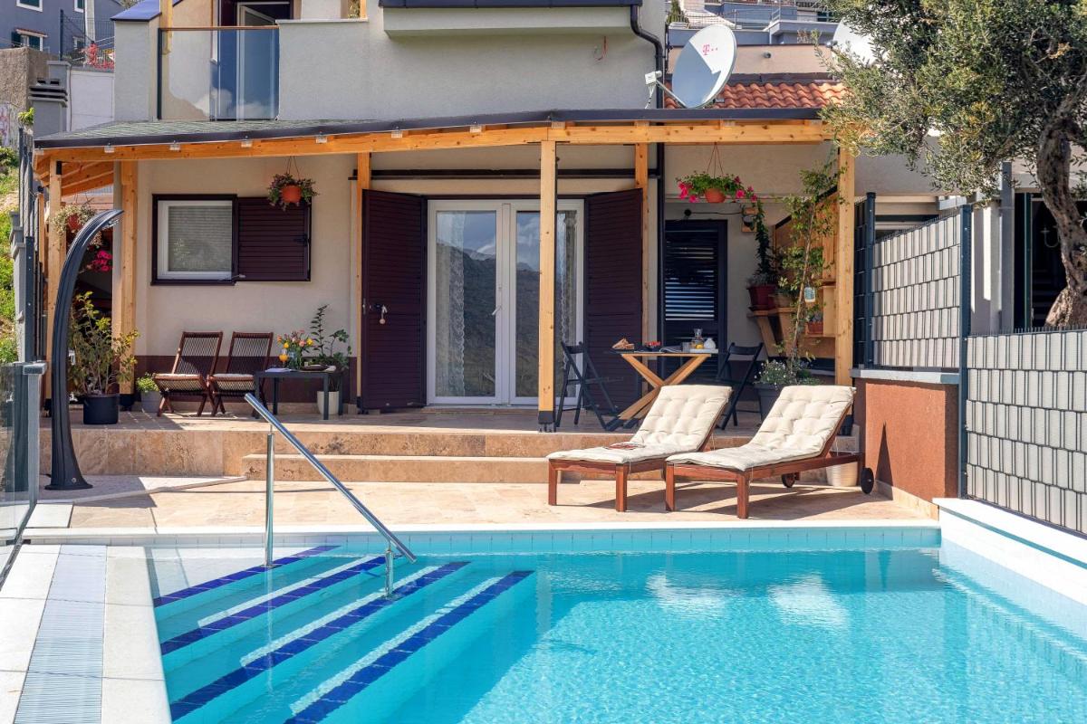 Suitetrails - NORMABEL relaxing villa with heated pool and sauna