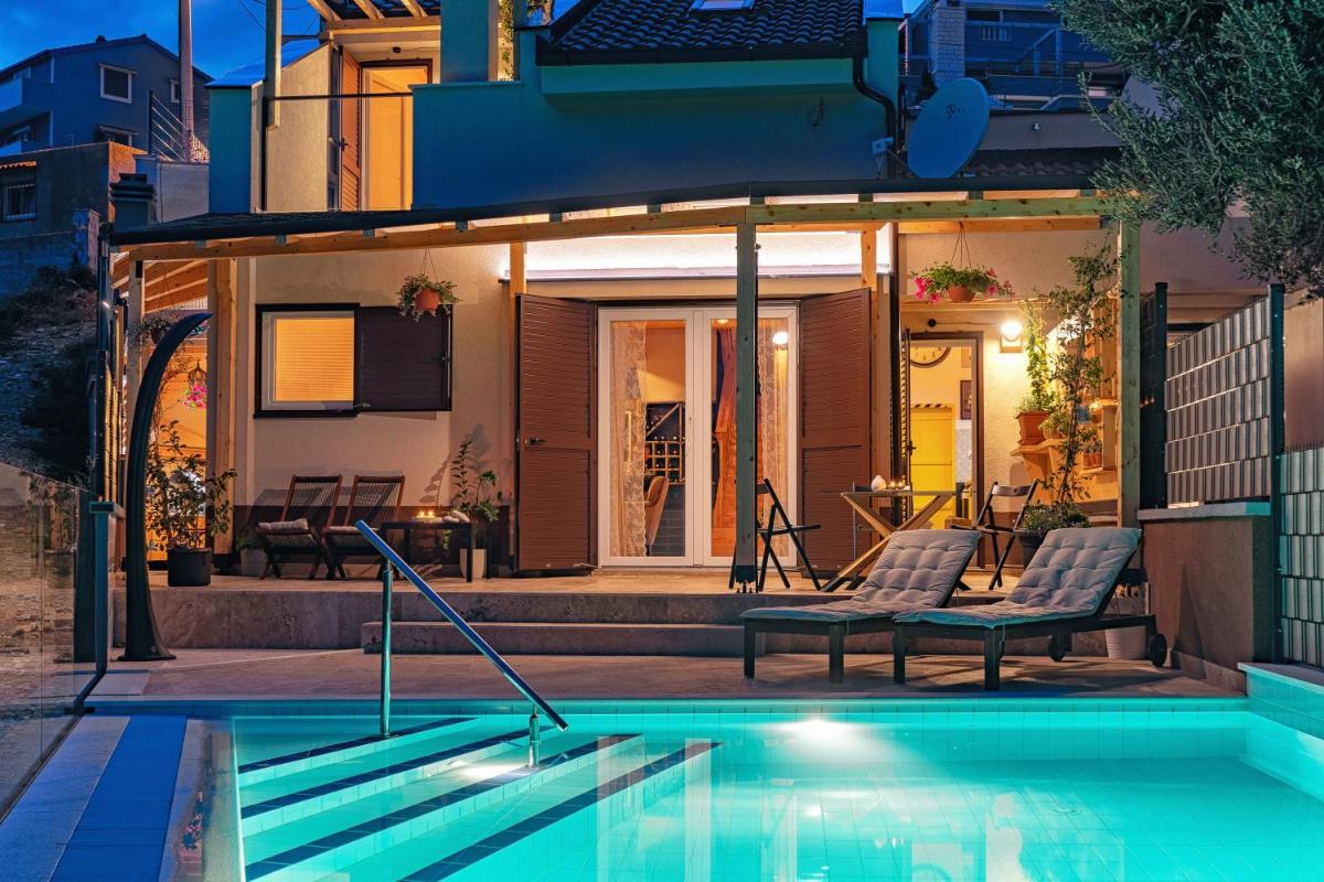 Suitetrails - NORMABEL relaxing villa with heated pool and sauna