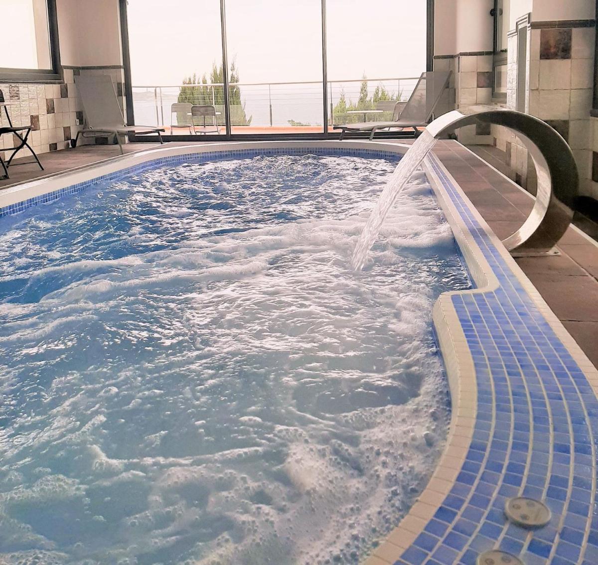 une grande piscine avec une fontaine dans l'établissement Le Catalan, à Banyuls-sur-Mer