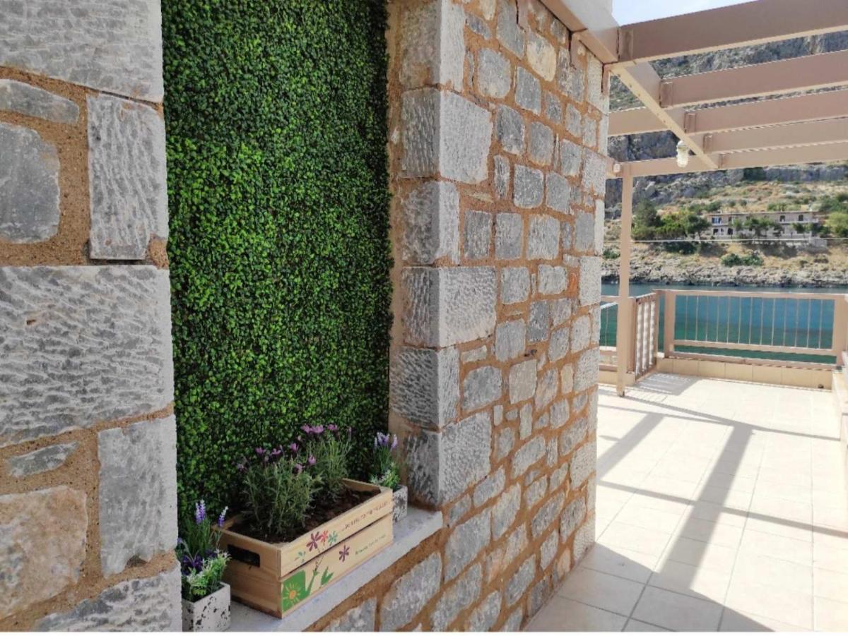Perimenis Seaside House - Housity