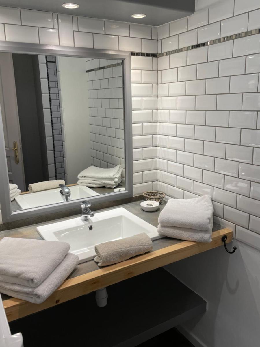 Salle de bains dans l'établissement La Demeure des 2 Trésors