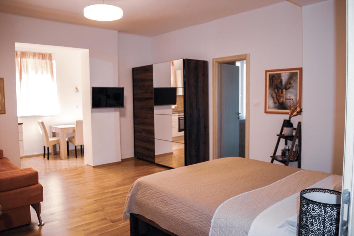 Royal Deluxe - Housity