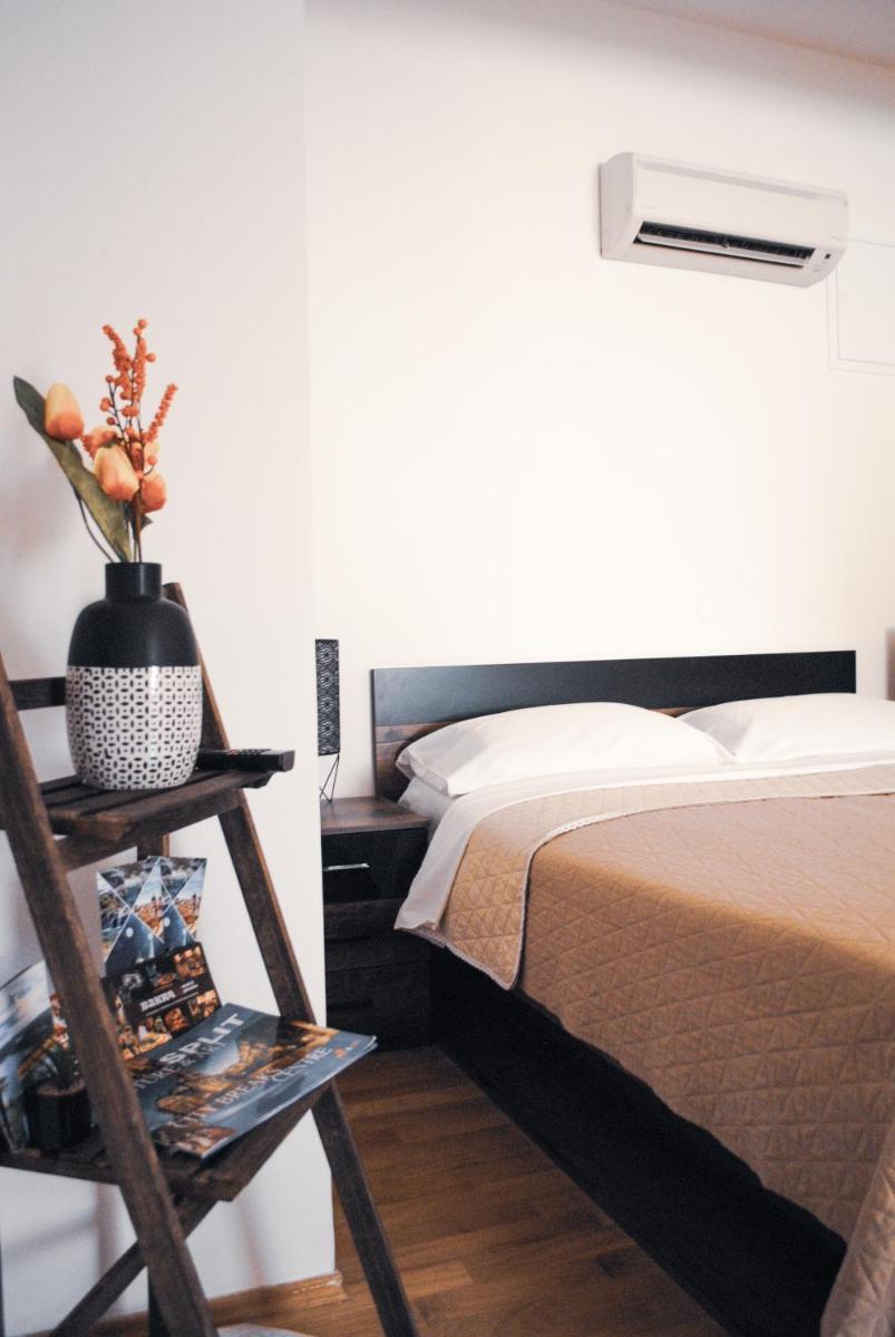 Royal Deluxe - Housity