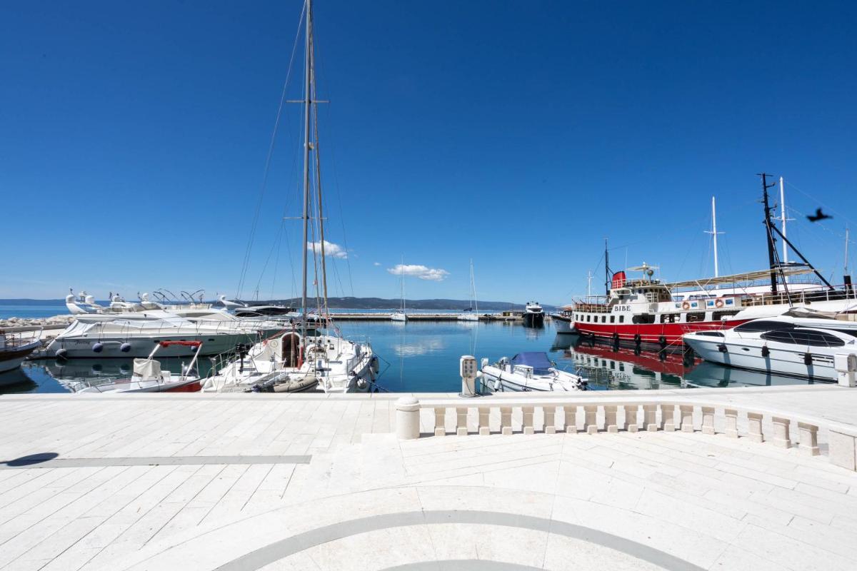 APARTMENT LORY- BRAND NEW ,ON SEA PROMENADE,BEACHFRONT,GARAGE,WiFi,TERRACE OVERLOOKING SEA - Housity