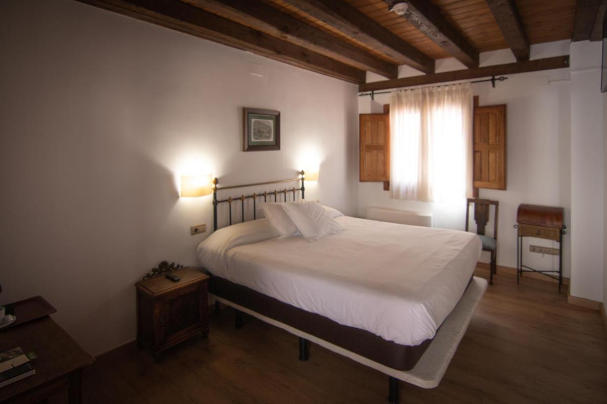 Cama o camas de una habitación en Hospedium Hotel Rural Abadía de Yuste