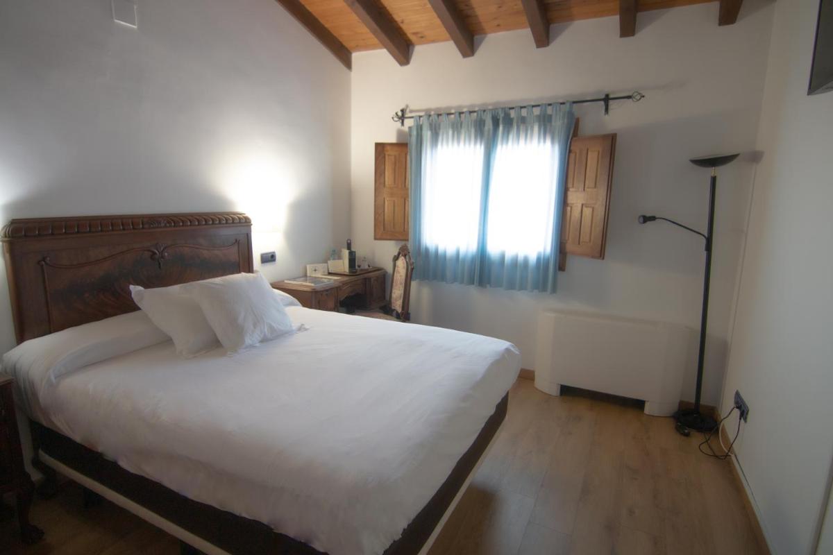 Cama o camas de una habitación en Hospedium Hotel Rural Abadía de Yuste