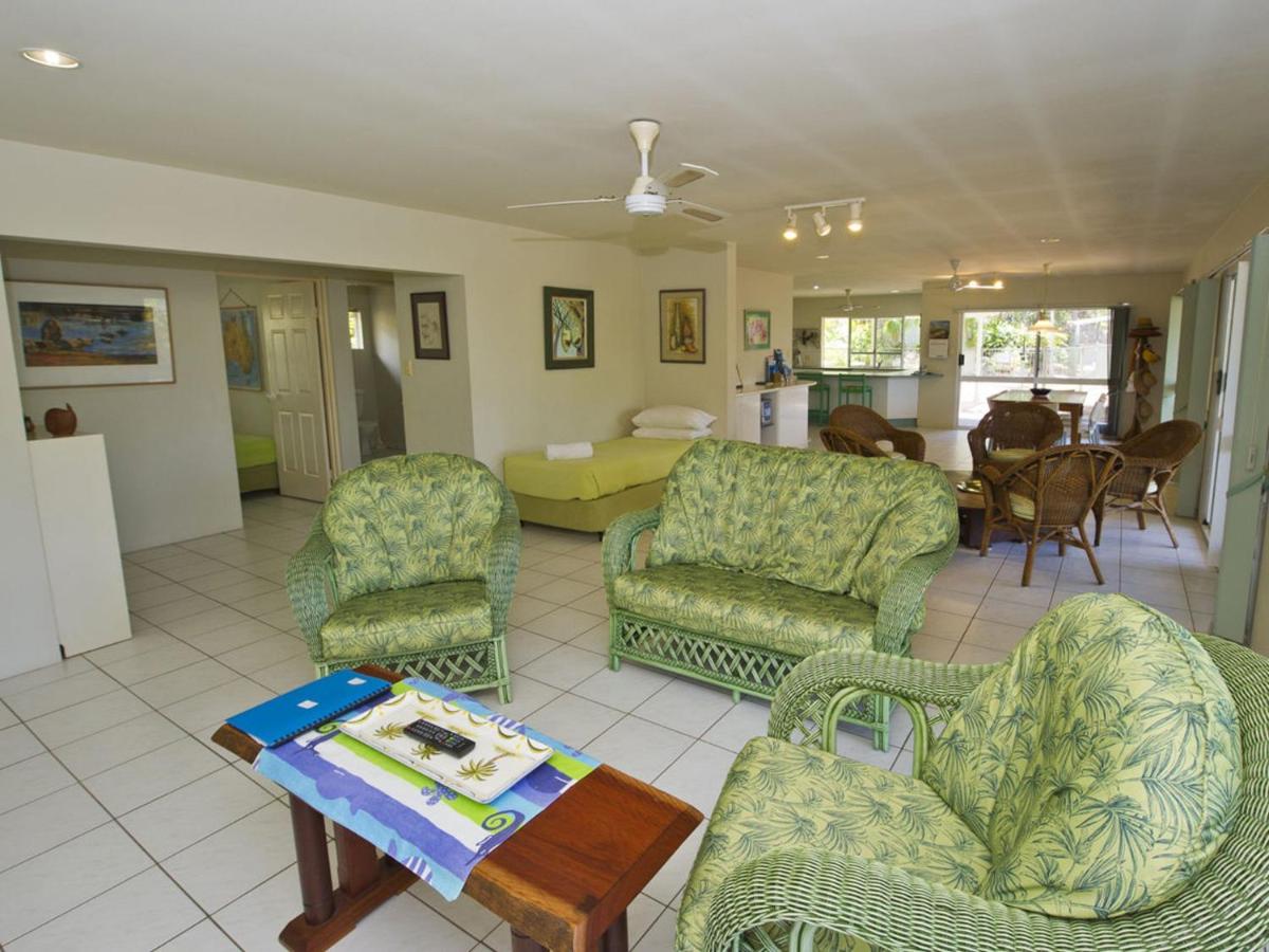Johns Tropical Island Home - Housity