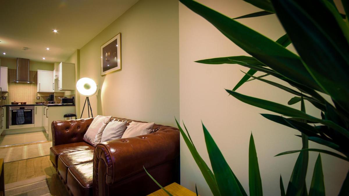 Superb City Center 1 or 2 BR Apts King Bed - Housity