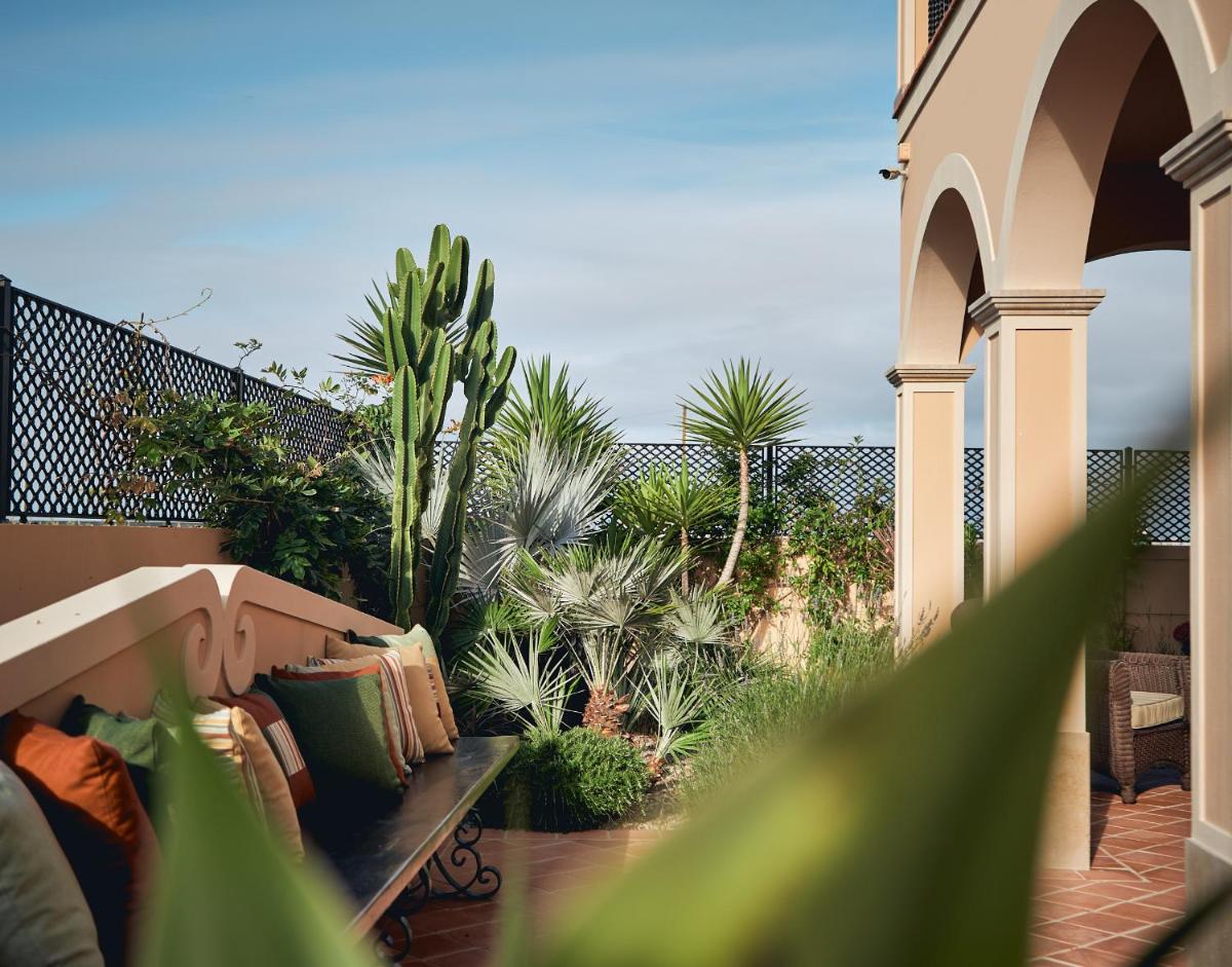 Silver Coast Beach Residence - Housity