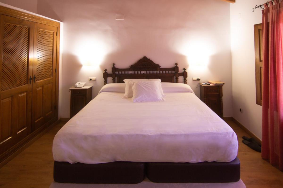 Cama o camas de una habitación en Hospedium Hotel Rural Abadía de Yuste