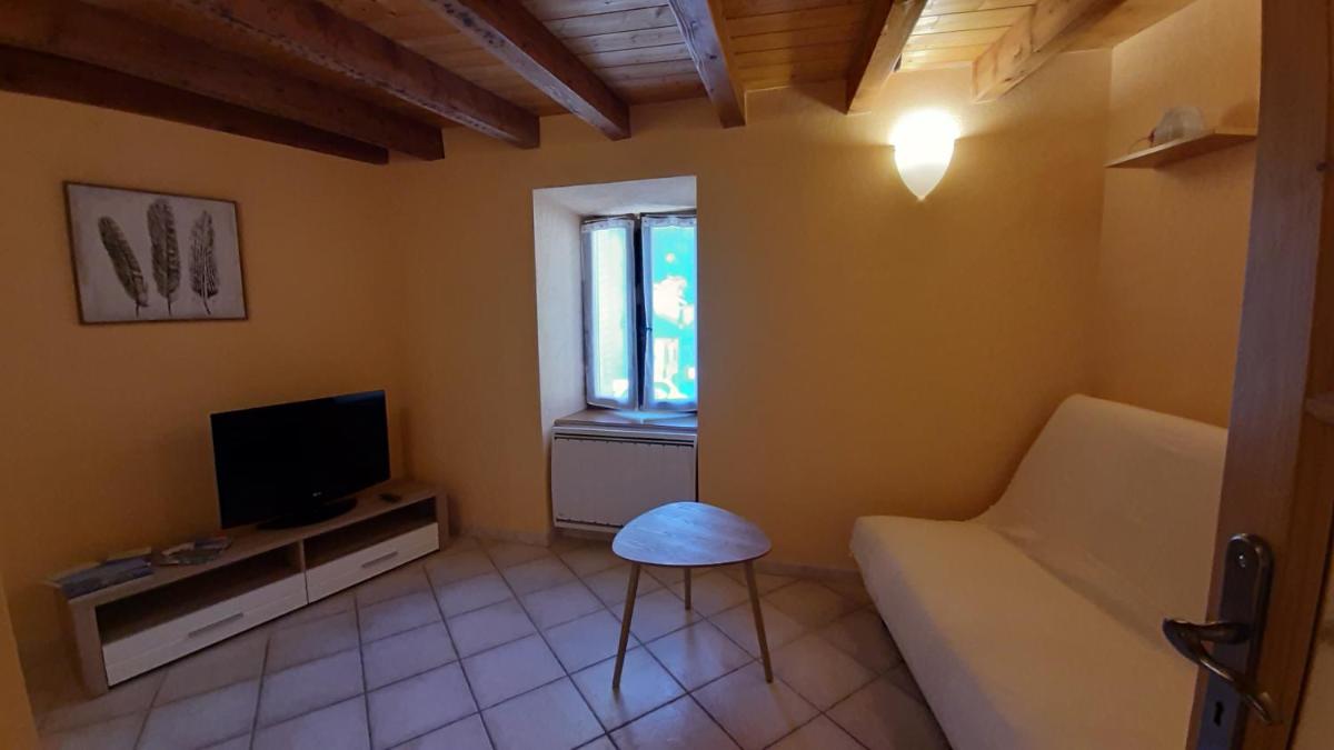 Petite maison de village située entre lacs, cascades et montagnes - Housity
