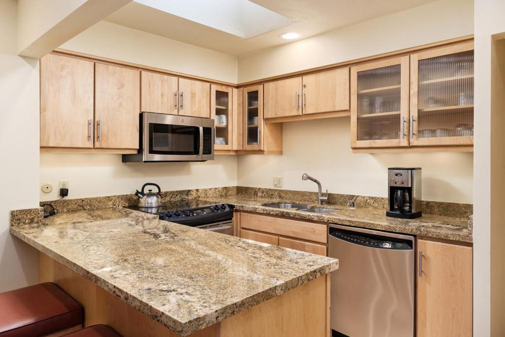 Fasching Haus Unit 303, Sunny Top Floor Condo, 2 Private Decks, 2 Blocks to Downtown Aspen - Housity