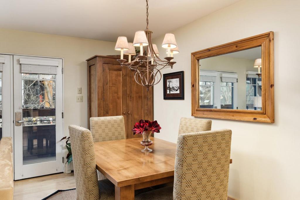 Fasching Haus Unit 303, Sunny Top Floor Condo, 2 Private Decks, 2 Blocks to Downtown Aspen - Housity