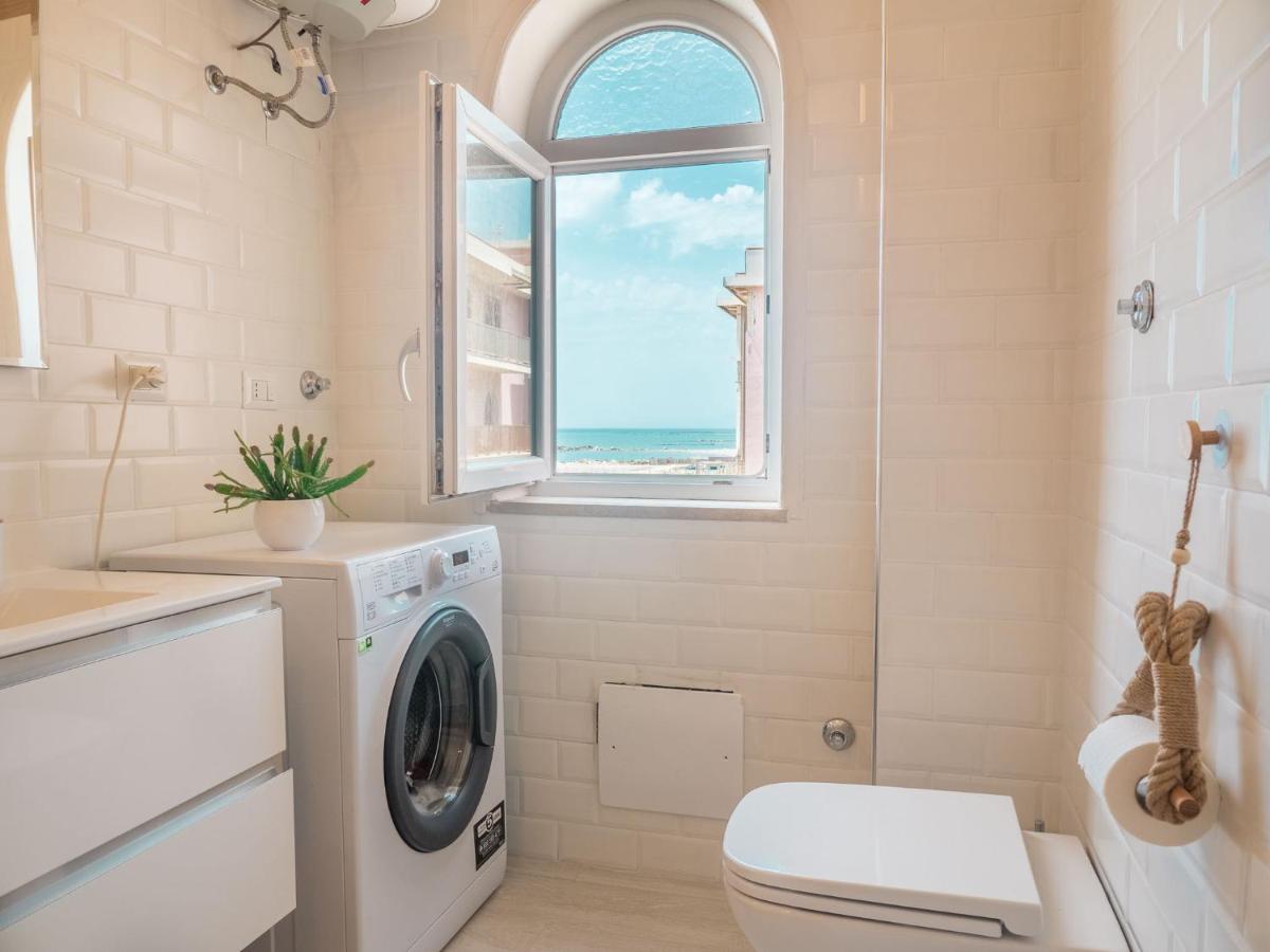 Suitetrails - Athena Sea front Apartment, Parking & Pool