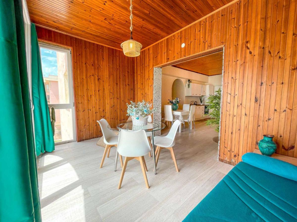 Suitetrails - Athena Sea front Apartment, Parking & Pool