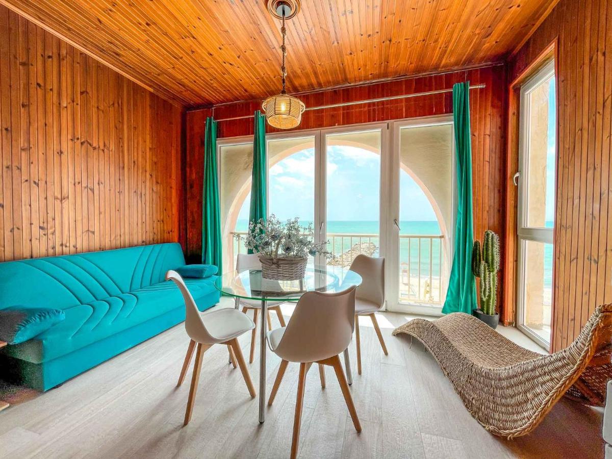 Suitetrails - Athena Sea front Apartment, Parking & Pool