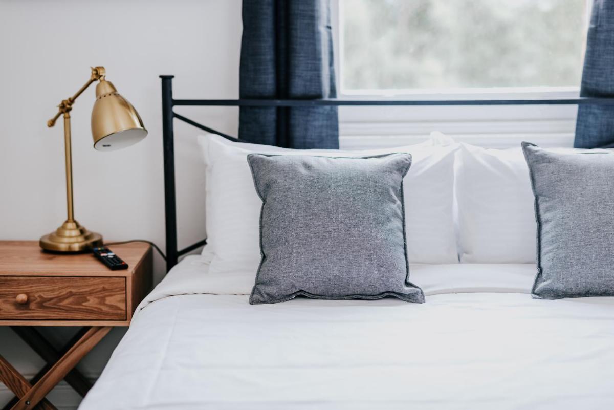 Holmesville Hotel - Housity