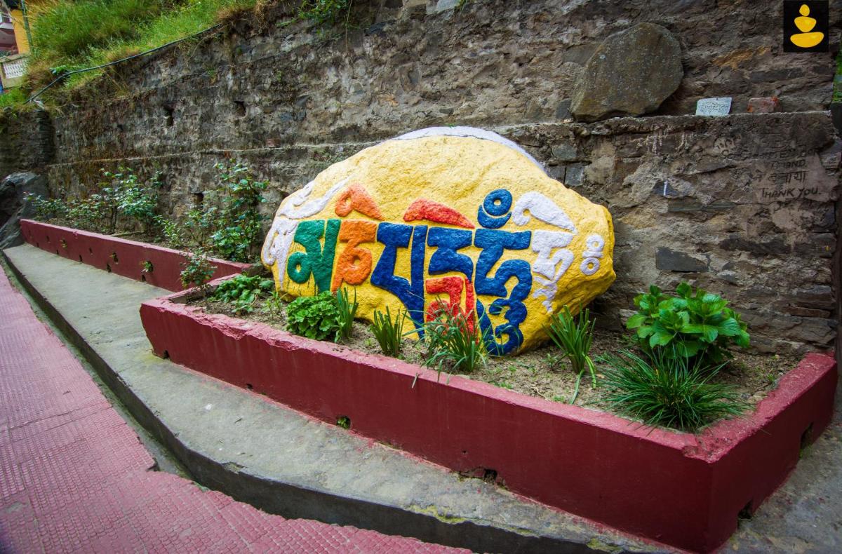 Suitetrails - LivingStone Valley View Homestay Manali