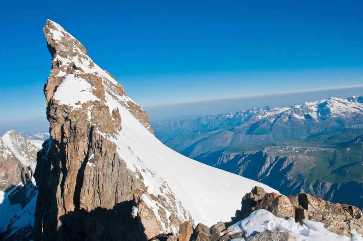 Vue générale sur la montagne ou vue sur la montagne depuis l'hôtel