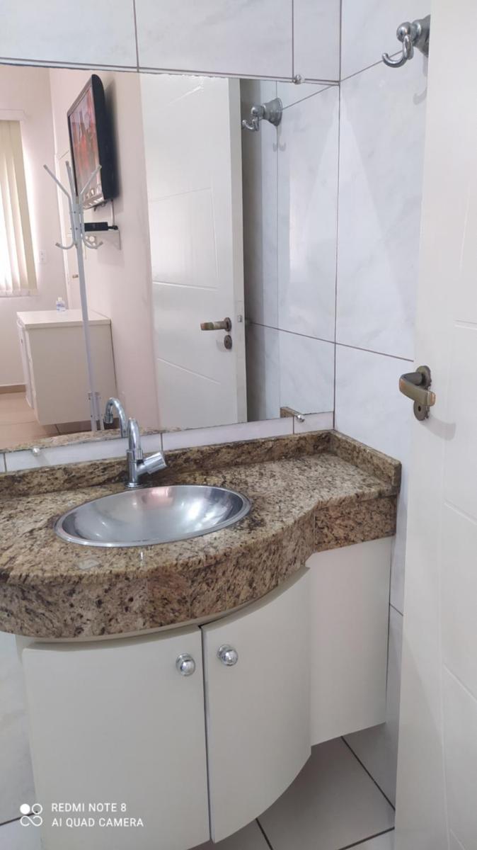 Quarto Familiar com ar,frigobar,wi fi, garagem - Housity