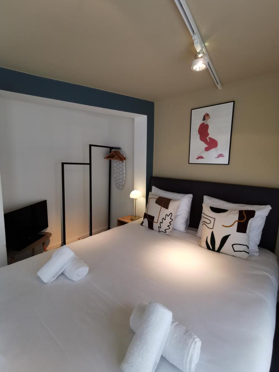 The Red With Pearls - Housity