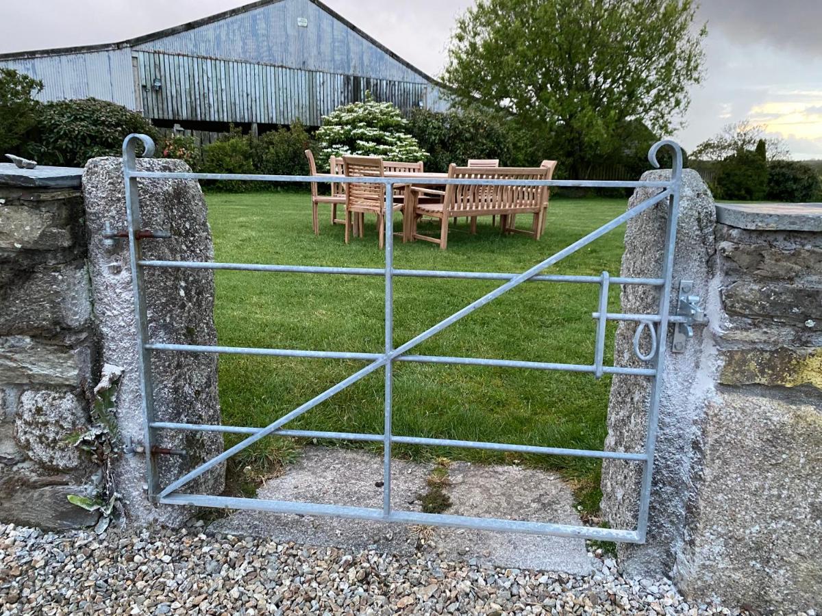 Treveighan Farmhouse - Housity