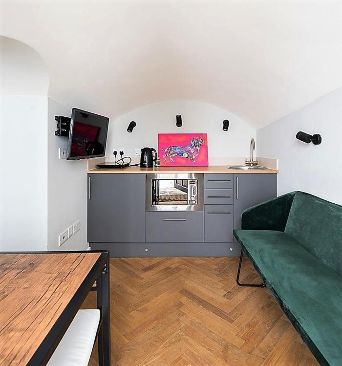 Newly Refurbished Flat With Patio. By Hyde Park - Housity