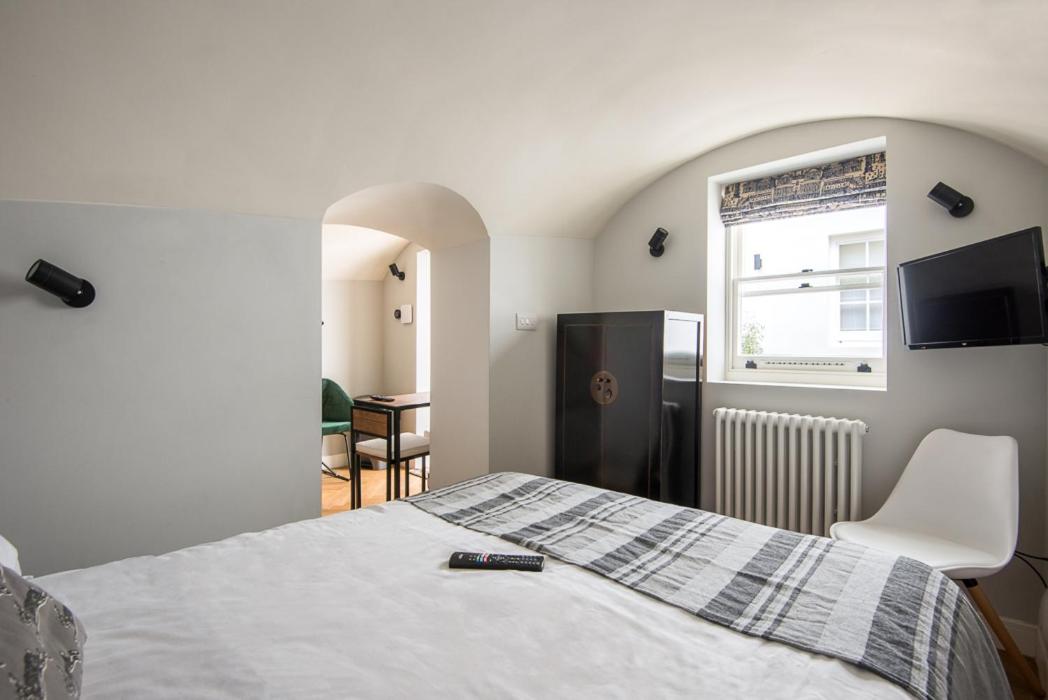 Newly Refurbished Flat With Patio. By Hyde Park - Housity