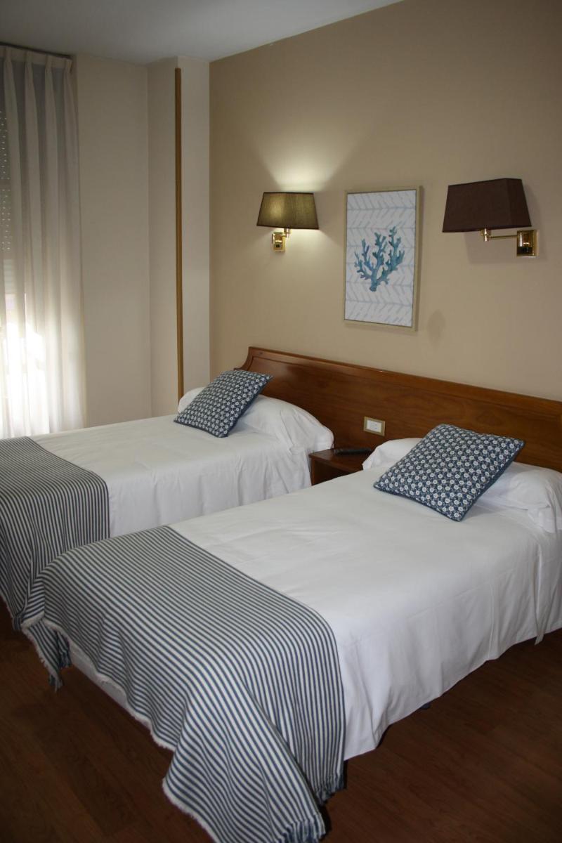 Hotel Los Robles - Housity