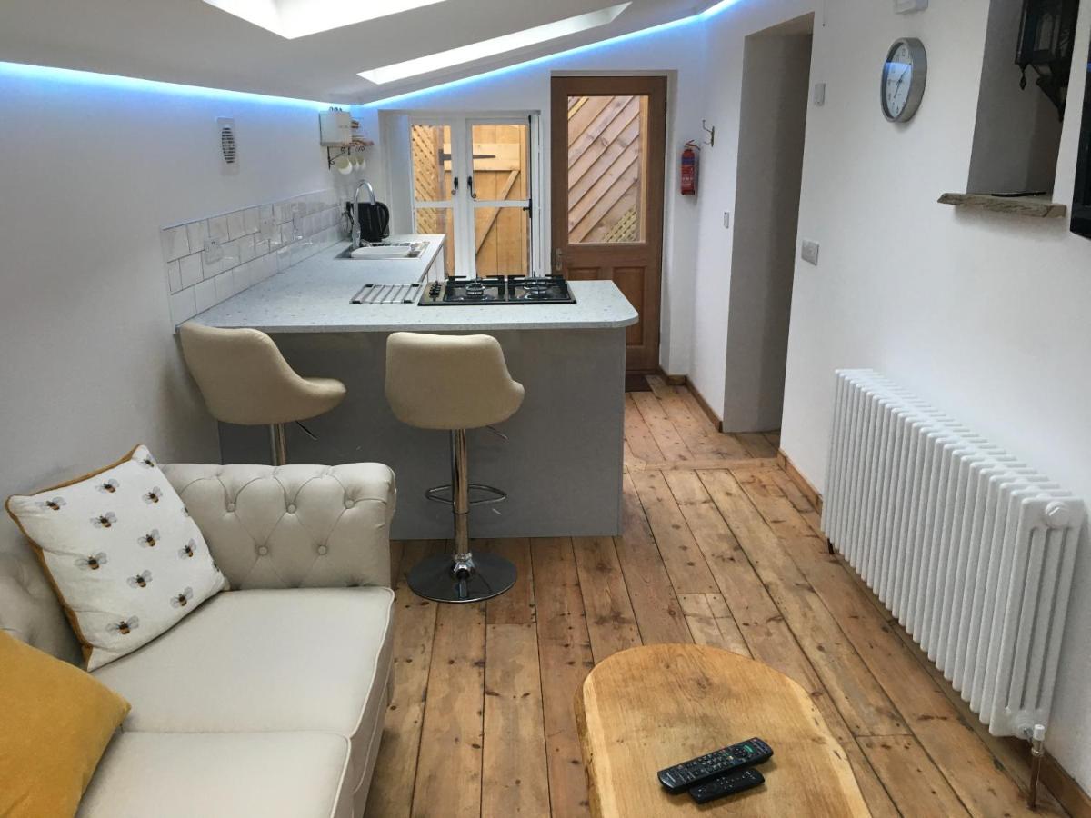 The Bees Knees @ Redhill Grange - Housity