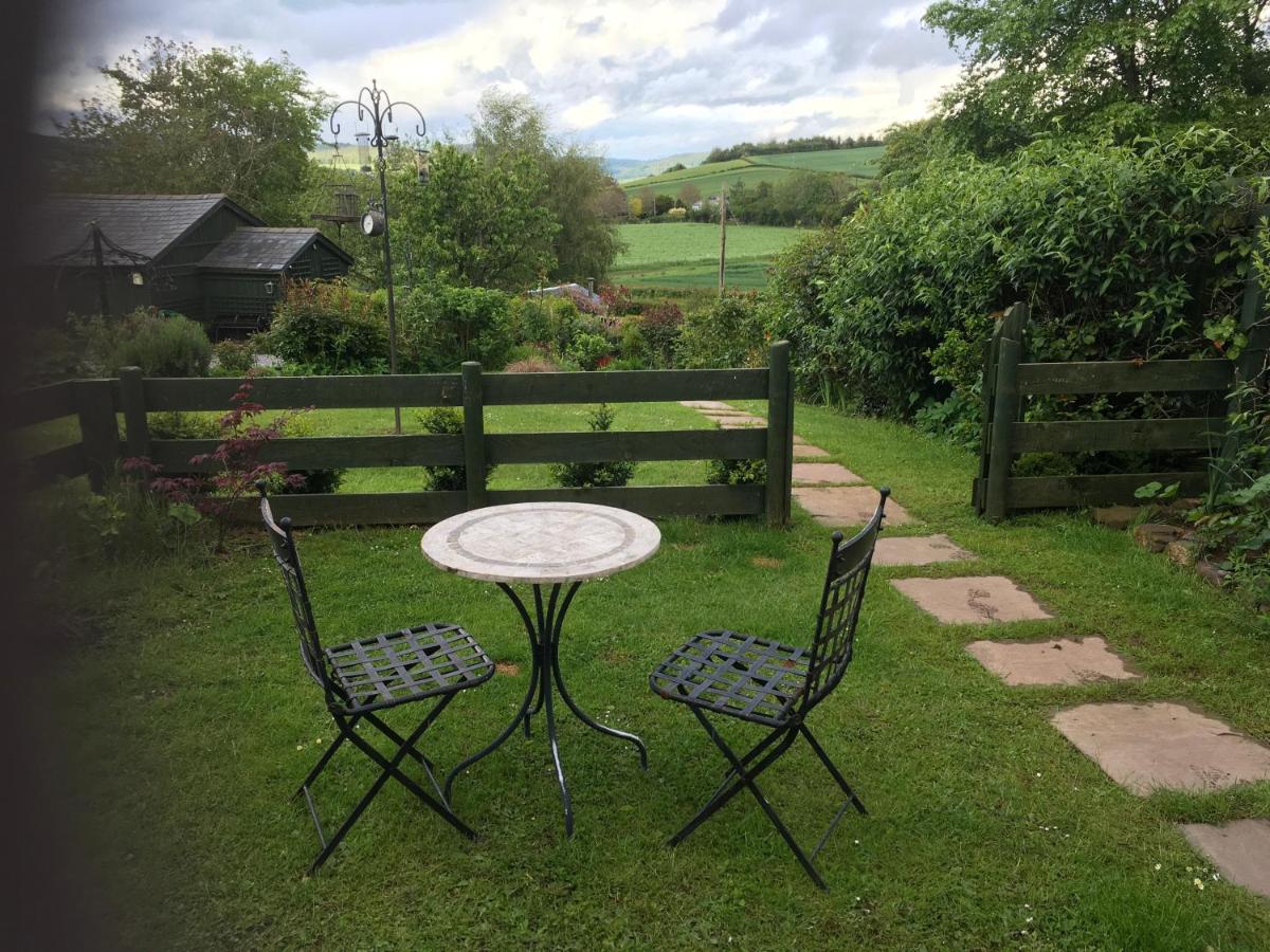 The Bees Knees @ Redhill Grange - Housity