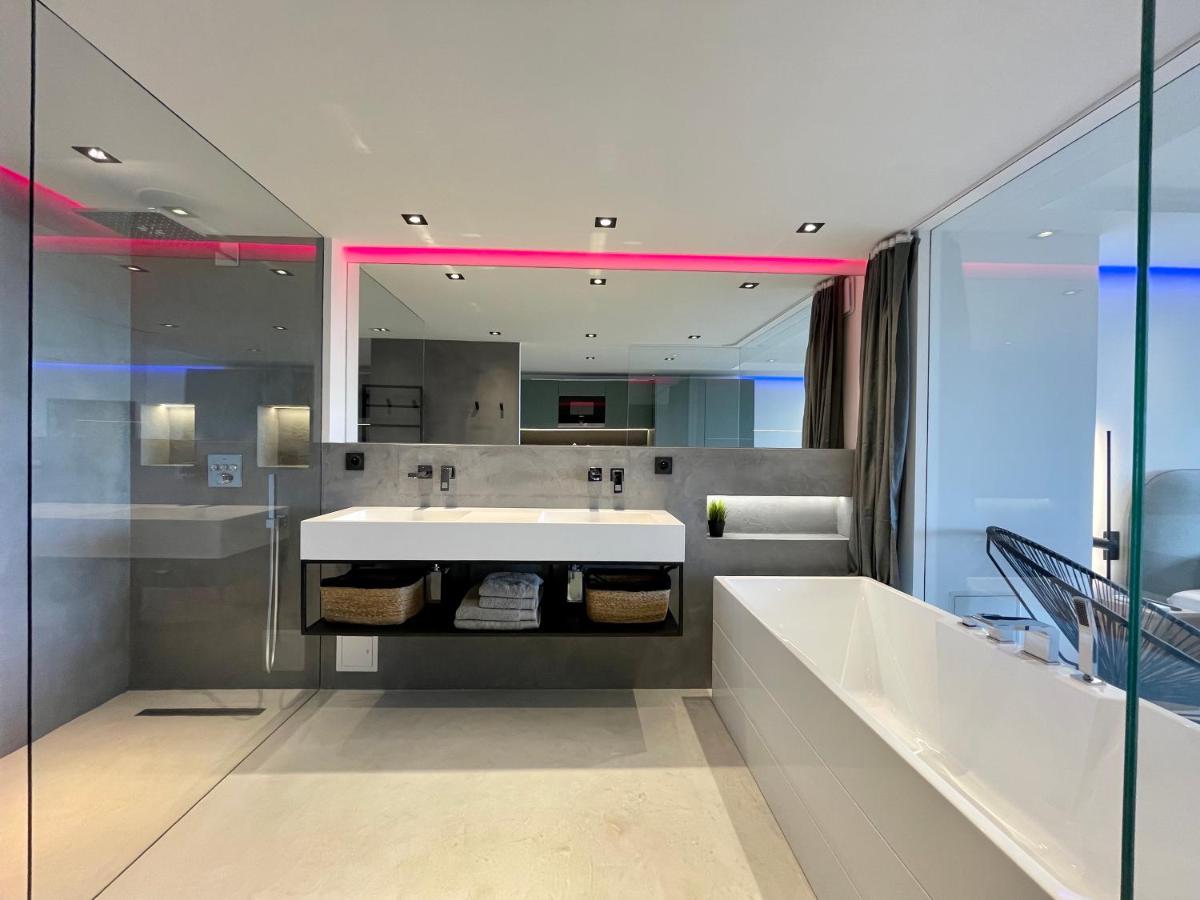Suitetrails - Appartement neuf climatisé - vue mer Saint-Tropez - 50m plage et port - piscine
