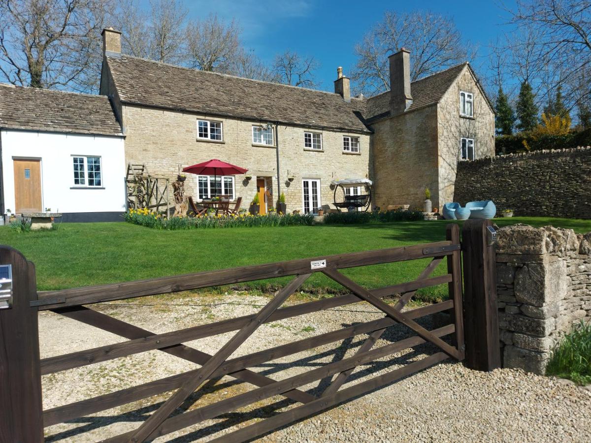 Thames Head Wharf - Historic Cotswold Cottage with Stunning Countryside Views - Housity