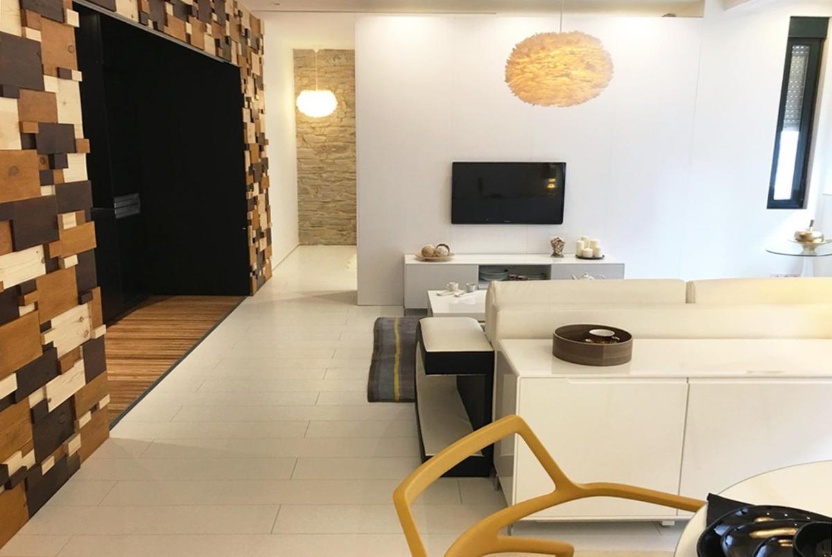 Golden & White Home - Housity